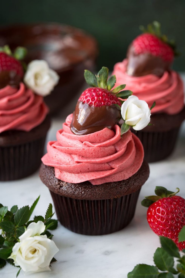 Köstliche Valentinstag Desserts Schoko Cupcakes mit Erdbeeren