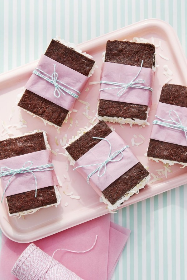 Köstliche Valentinstag Desserts Schoko Schnitten in Rosa verpackt