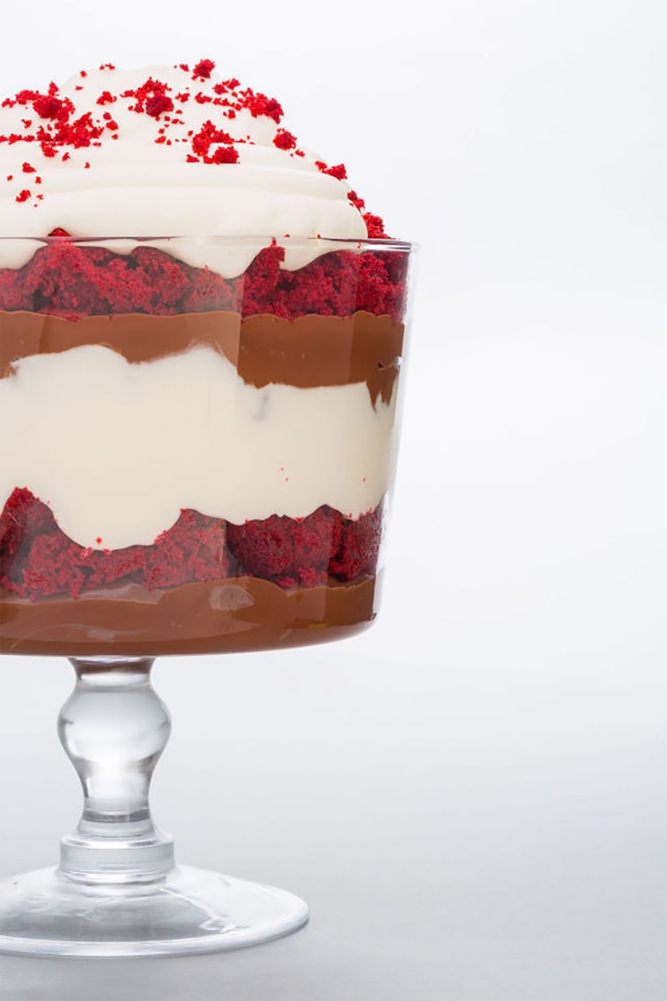 Köstliche Valentinstag Desserts kulinarische Köstlichkeiten Mousse in Glas in drei Schichten