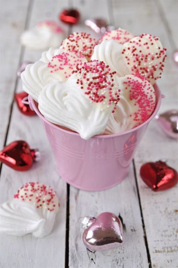 Köstliche Valentinstag Desserts leckere Baiser in Weiß