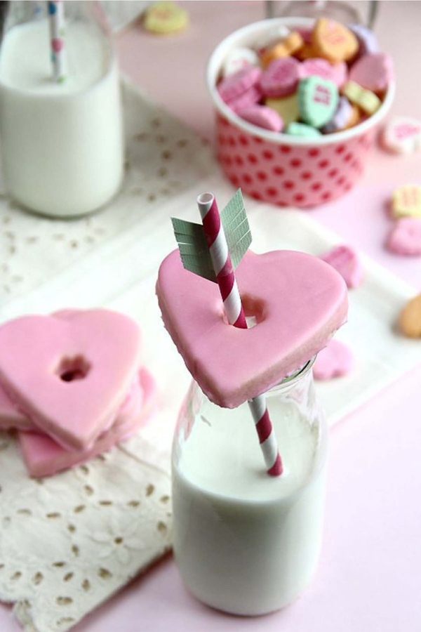 Köstliche Valentinstag Desserts rosa Cookies in Herzform ideen