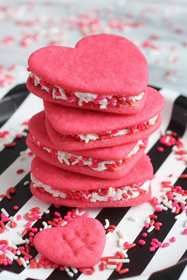 Köstliche Valentinstag Desserts rosa Cookies in Herzform