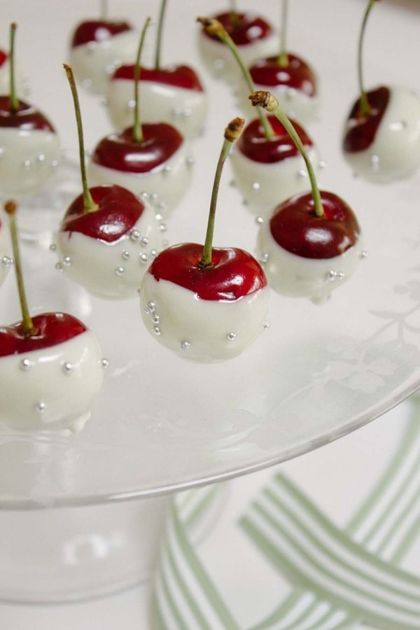 Köstliche Valentinstag Desserts rote Kirschen in weißer Schokolade