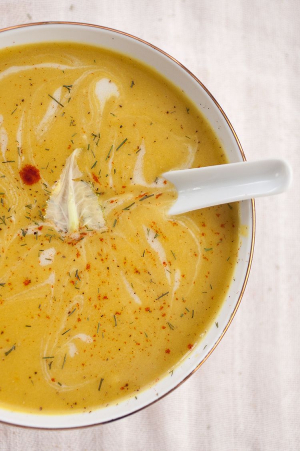 Warme Suppe im Winter Kohlsuppe mit scharfem Geschmack