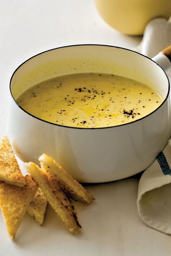 Warme Suppen im Winter Brokkoli Suppe mit Toastbrot