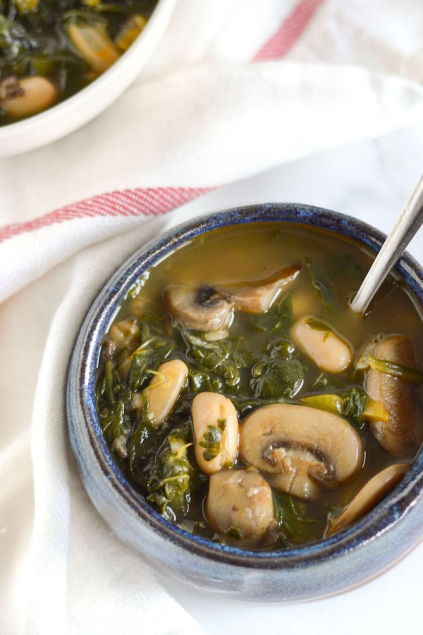 Warme Suppen im Winter Gemüsesuppe mit Pilzen