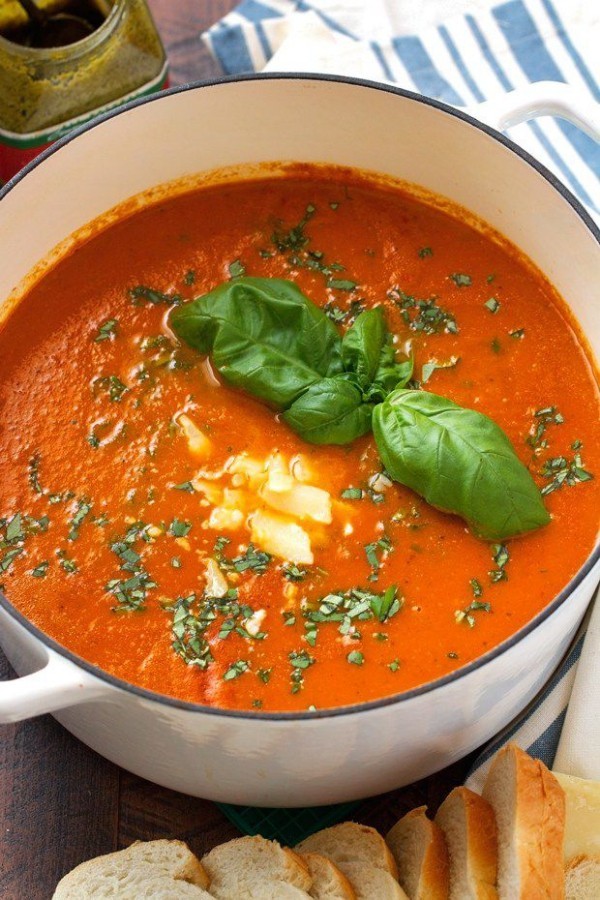 Warme Suppen im Winter Gnocchi Suppe mit Tomatensauce zubereitet