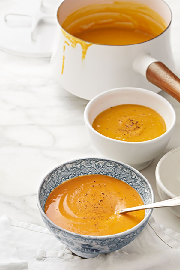 Warme Suppen im Winter cremige Kürbissuppe beliebt schmackhaft