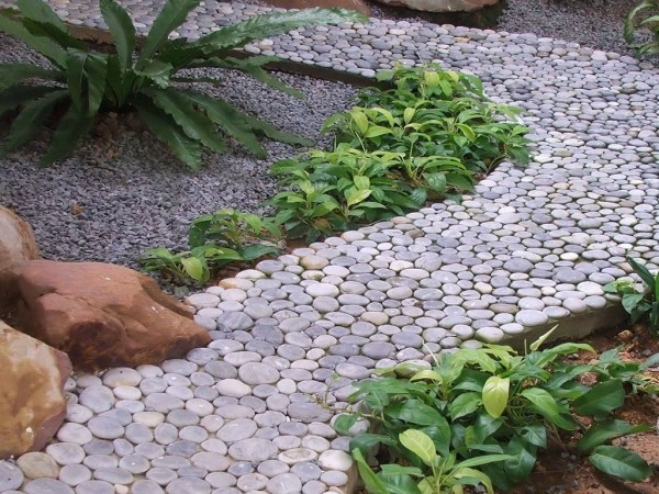 Gartenprojekte für Selbermacher Gartenweg aus runden Flusssteinen anlegen