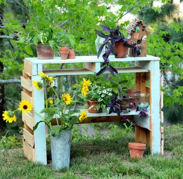 Gartenprojekte für Selbermacher aus Alt mach Neu Beistelltisch Topfblumen Vogelhaus