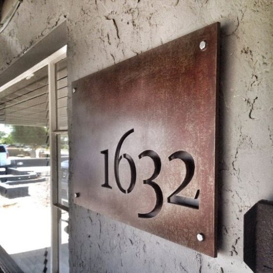 Hausnummern an modernen Häusern Metallschild mit ausgeschnittenen Ziffern rustikales Design