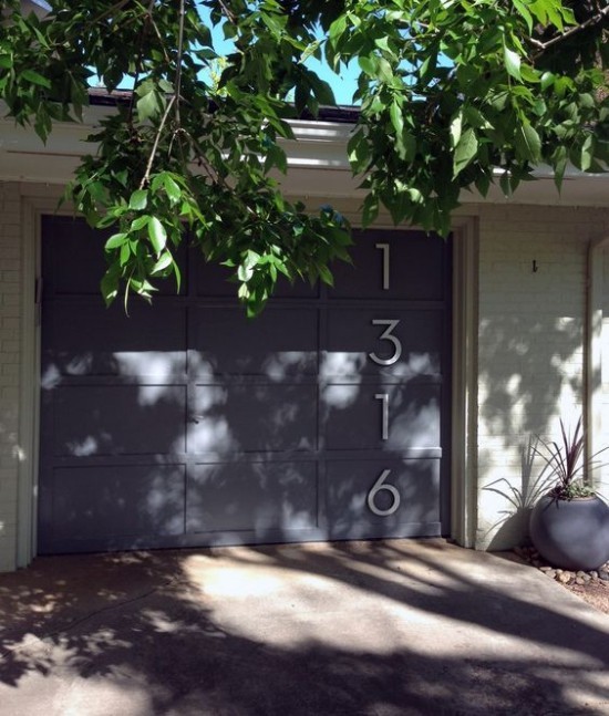 Hausnummern an modernen Häusern am Garagentor angebracht