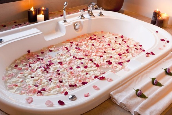Romantik am Valentinstag ein romantisches Bad für zwei