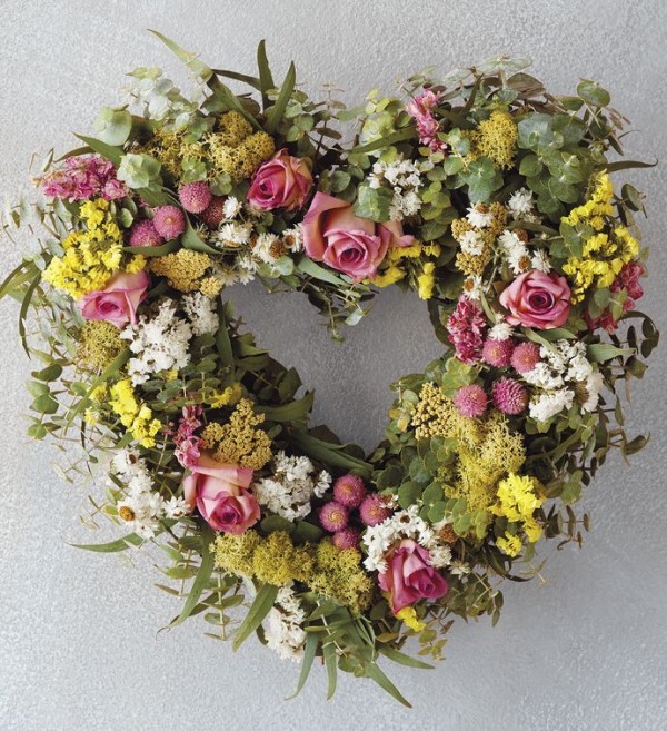 Valentinstag Geschenke Kranz aus schönen Blumen symbolisiert die Liebe