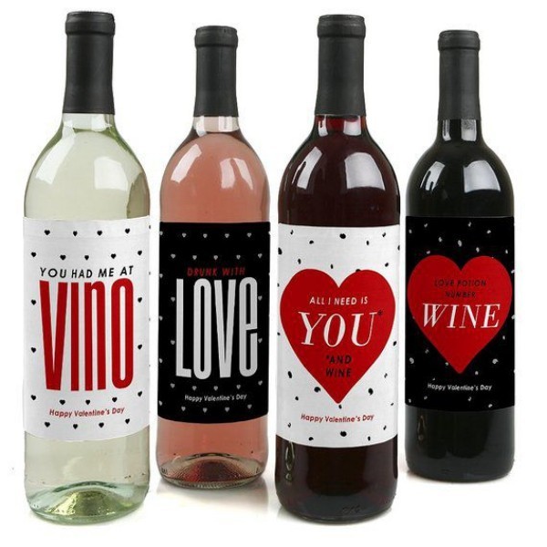 Valentinstag Geschenke vier Flaschen guter Wein für die Party am Fest der Liebe