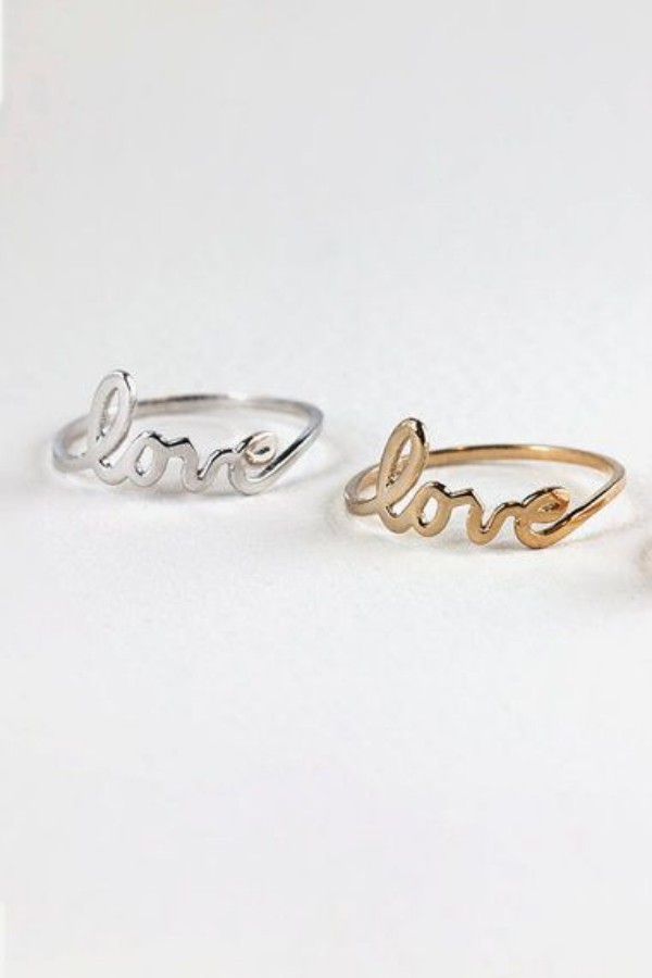Valentinstag Geschenke zwei Ringe aus Gold und Silber Symbole der Liebe