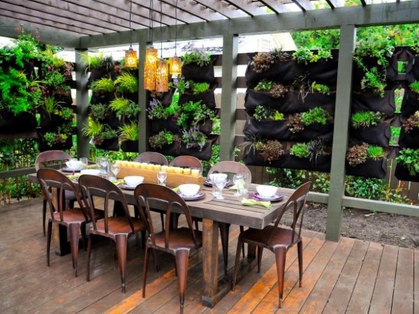 grüne Oase schaffen ein festlich gedeckter Tisch schön dekoriert inmitten von viel Grün feiern