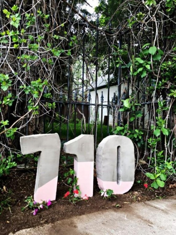 Ausgefallene Hausnummern aus Beton im Vorgarten platziert