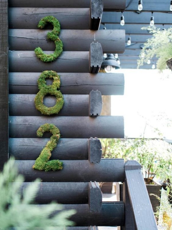 Ausgefallene Hausnummern aus Moos am Gartenzaun angebracht