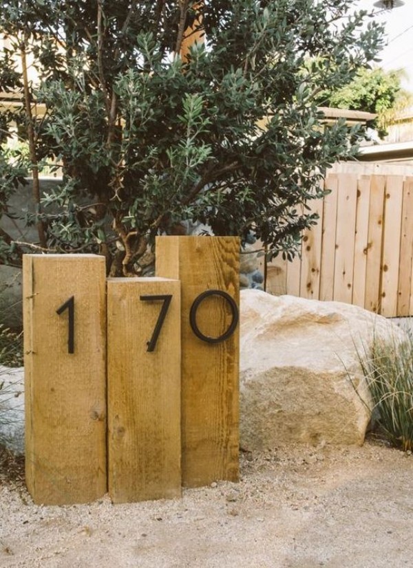 Ausgefallene Hausnummern drei Holzpfosten simples Design