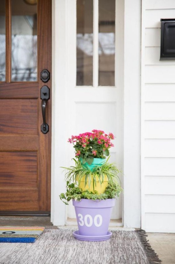 die Hausnummer steht auf einem Blumentopf vor der Haustür