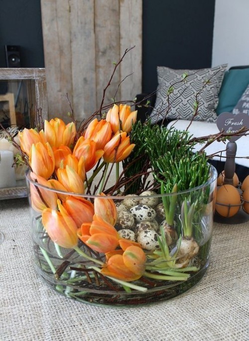Blumendeko zu Ostern Glas mit orangefarbenen Tulpen