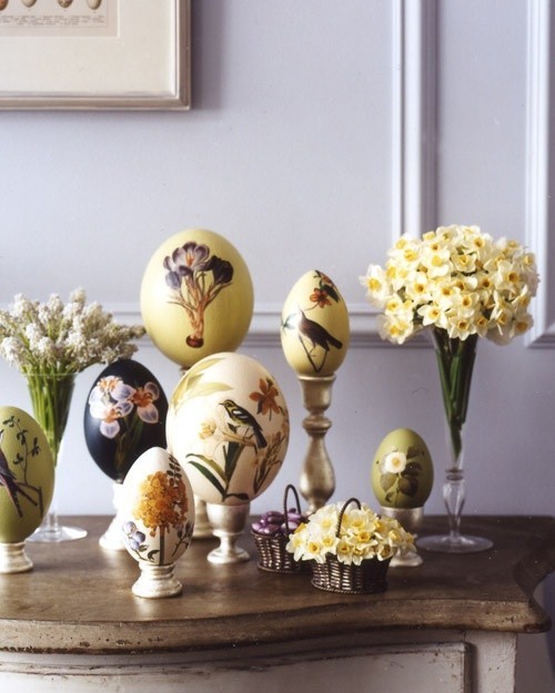 Blumendeko zu Ostern Narzissen und Hyazinthen in Vasen und bemalte Eier