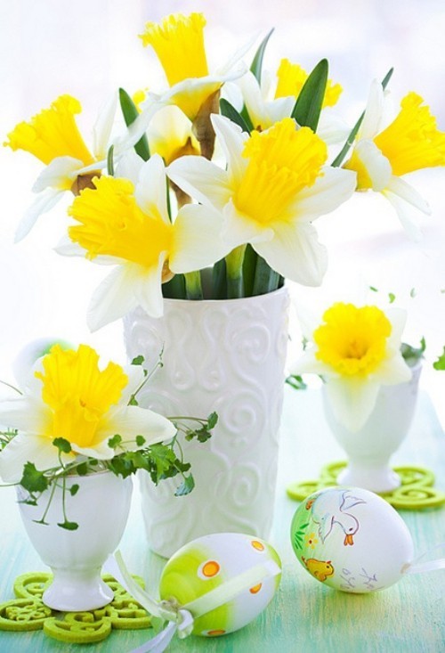 Blumendeko zu Ostern Vase und Eierhalter mit gelben Narzissen zeitlose Osteridee