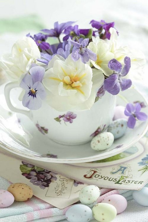 Blumendeko zu Ostern Vintage Teekanne mit Frühlingsblüten und Ostereiern in Pastellfarben