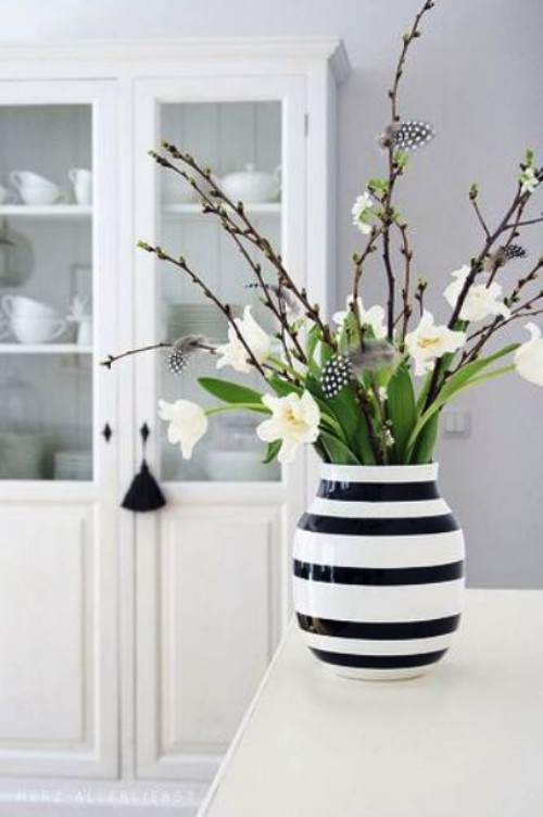 Blumendeko zu Ostern ein modernes Osterblumenarrangement schwarz weiß