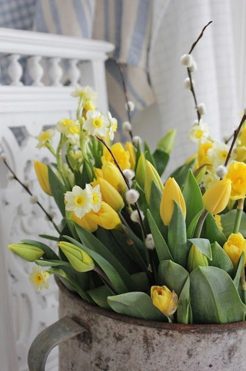 Blumendeko zu Ostern eine Vintage Schüssel mit gelben Tulpen Weidenkätzchen und gelben Narzissen