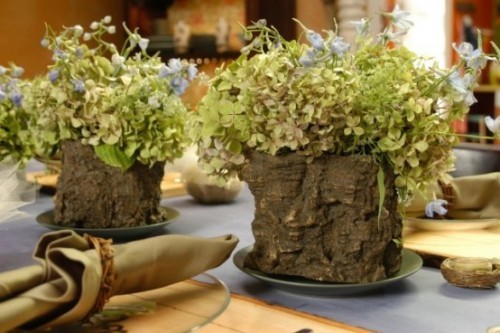 Rustikale Osterdeko Blumentöpfe aus echter Baumrinde auf festlich gedecktem Tisch Hingucker