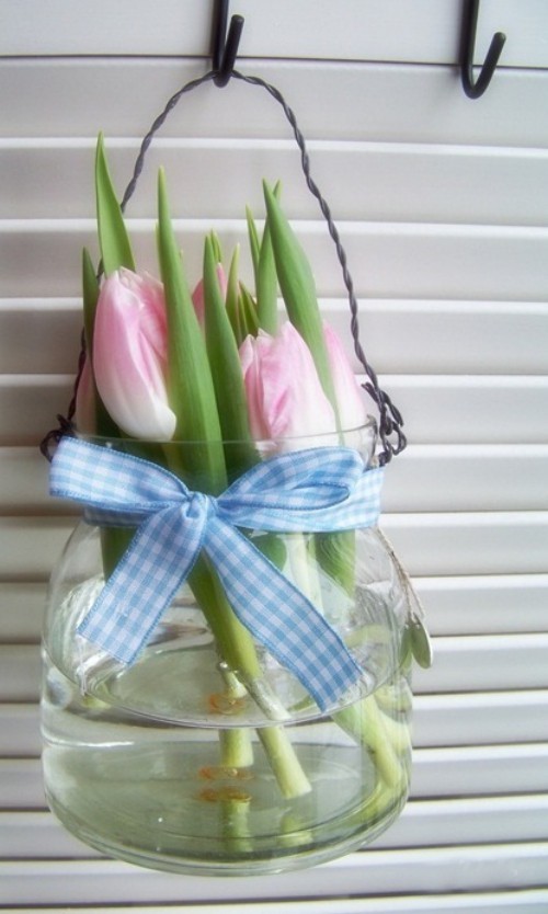 Rustikale Osterdeko Einmachglas mit Schleife dekoriert und mit Tulpen