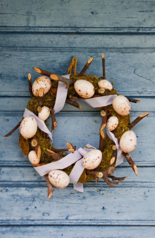 Rustikale Osterdeko Kranz aus trockenen Ästen mit Ostereiern geschmückt