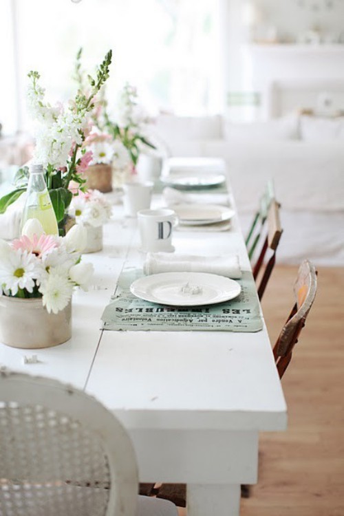 Rustikale Osterdeko festlich gedeckter Tisch in Weiß