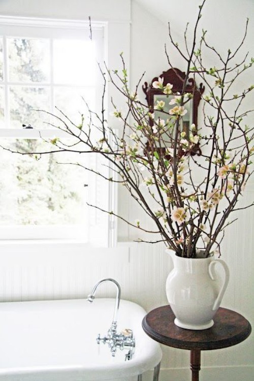 Wunderschöne Blumenarrangements blühende Zweige weiße Kirsche oder Pflaumenbaum