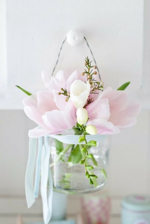 Wunderschöne Blumenarrangements rosa Blüten im Glas aufgehängt