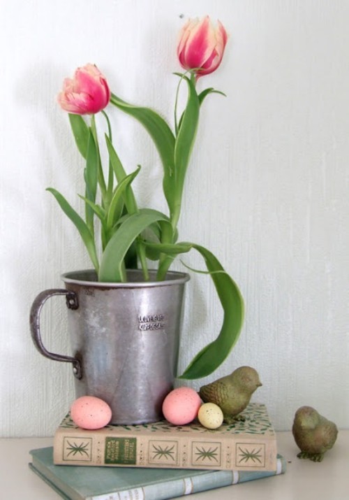 Wunderschöne Blumenarrangements rosa Tulpen im Vintage Behälter Osterdeko zuhause
