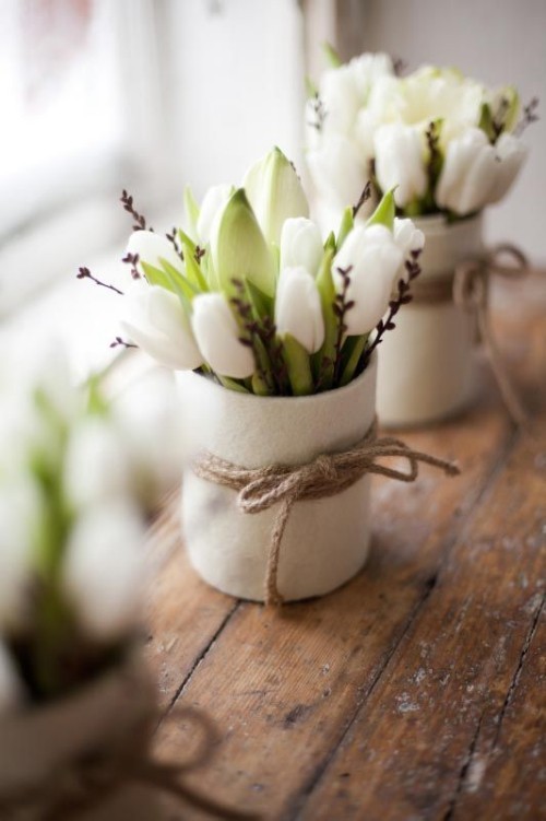 Wunderschöne Blumenarrangements weiße Tulpen rustikal arrangiert bringen Frische ins Haus