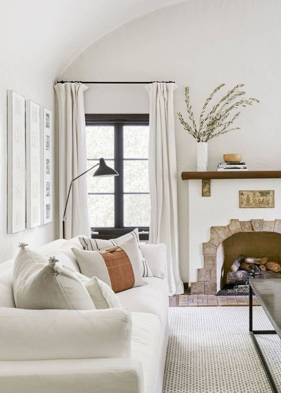 Analoge Farbgestaltung Wohnzimmer in Weiß Grau etwas Holz