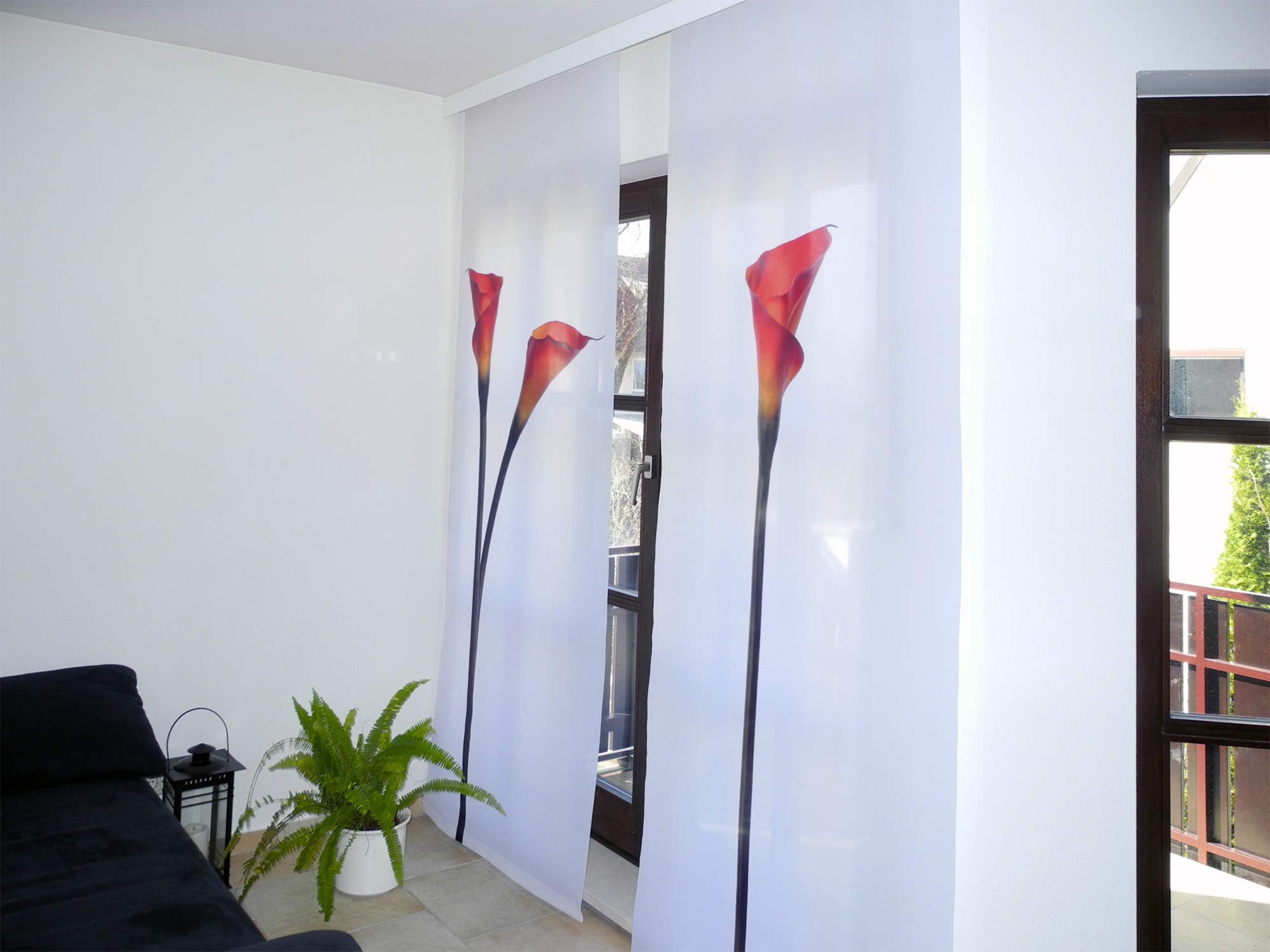 Bedruckte Vorhänge Foto Schiebegardinen Fotolamellen stilisierte Blumenmotive modernes Raumdesign