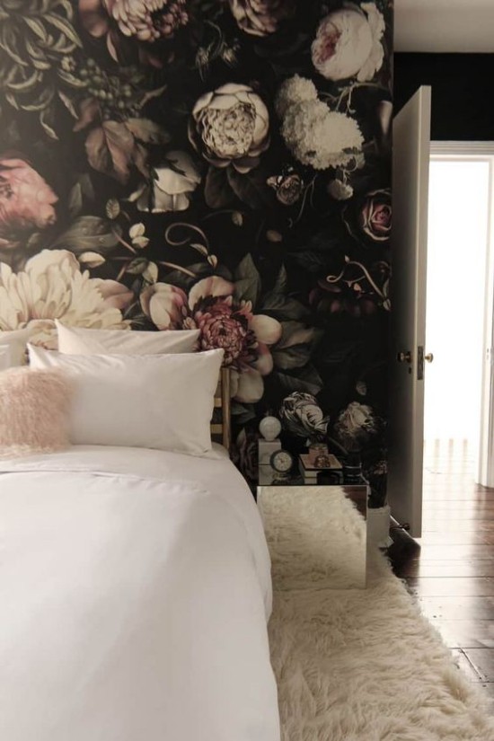 Farbgestaltung Schlafzimmer starke Kontraste dunkle gemusterter Tapete weiße Bettwäsche