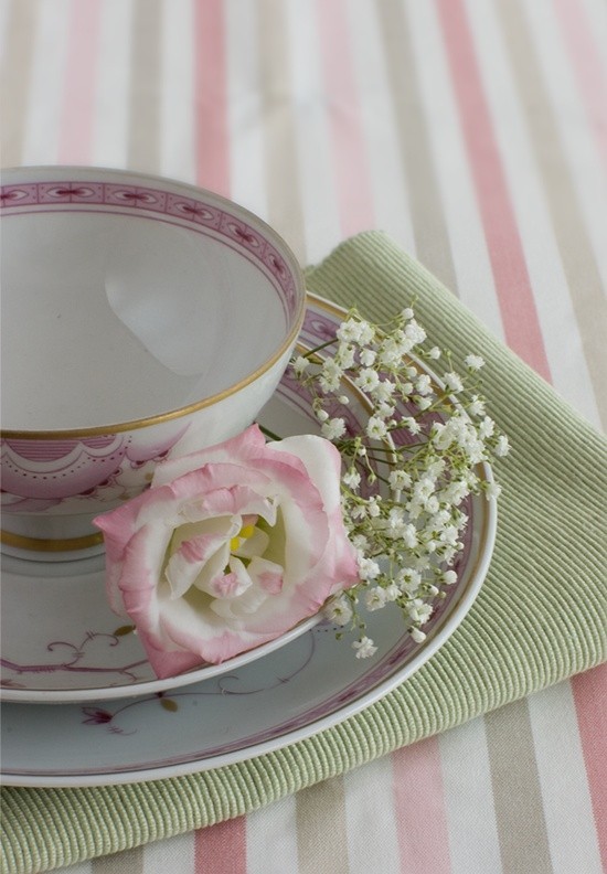 Stilvolle Tischdekoration zarte Blüten Pastellfarben