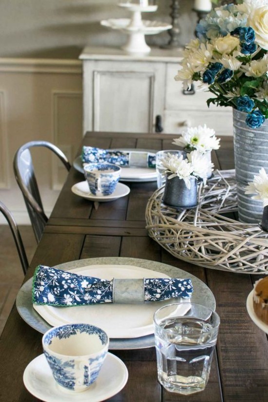 frühlingshafte Tischdekoration Holztisch blau weiß dekoriert