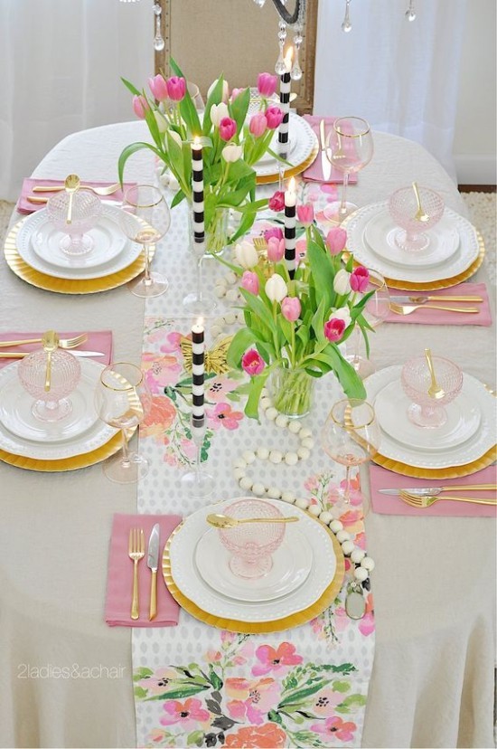 frühlingshafte Tischdekoration Tulpen schöne Blumenmotive