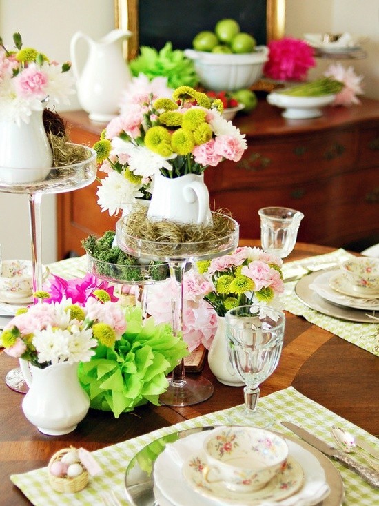 frühlingshafte Tischdekoration farbenfroh dekoriert mit vielen Blumen
