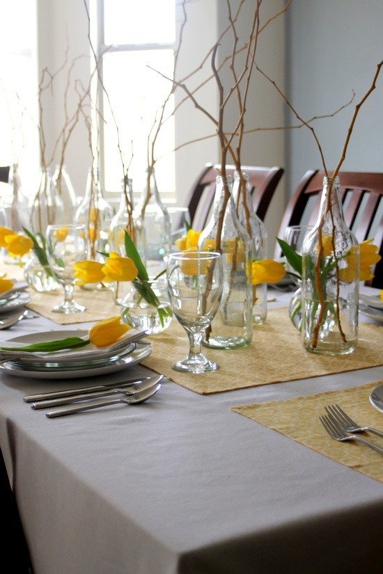 frühlingshafte Tischdekoration fest gedeckter Tisch gelbe Tulpen Blickfang