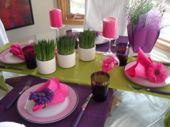 frühlingshafte Tischdekoration festlich gedeckter Tisch in Lila und Violett