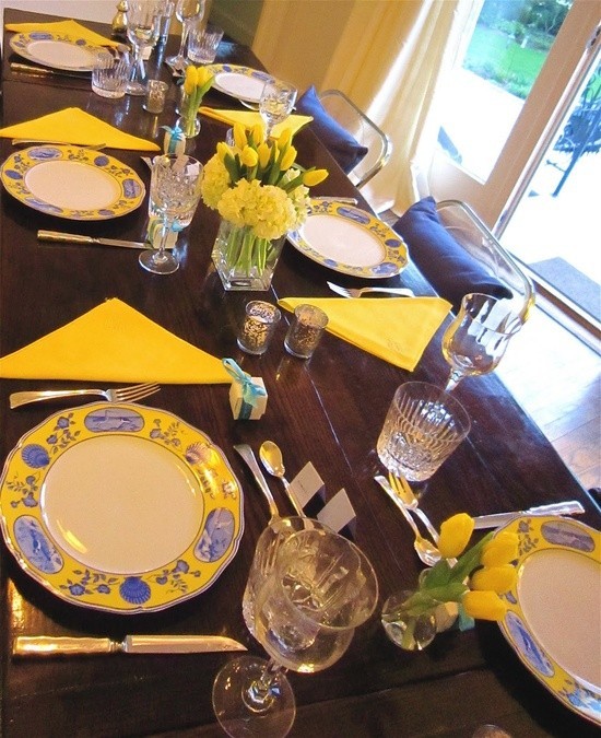 frühlingshafte Tischdekoration gelb und blau in Kombination auffällig schön