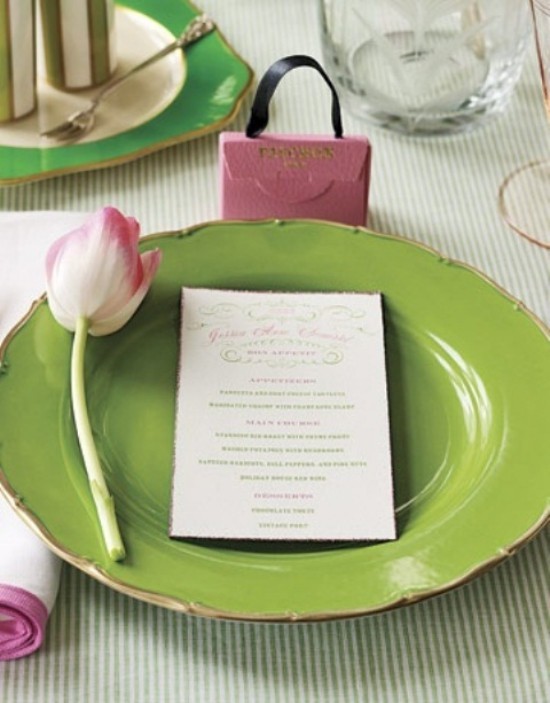 frühlingshafte Tischdekoration grüner Teller rosa Tulpe Namenkarte